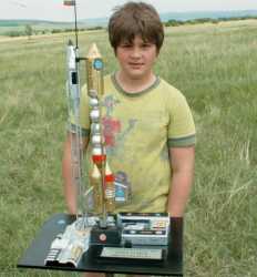 Томислав Скандалиев с ракетата, с която спечели 1 мяс-то в клас 