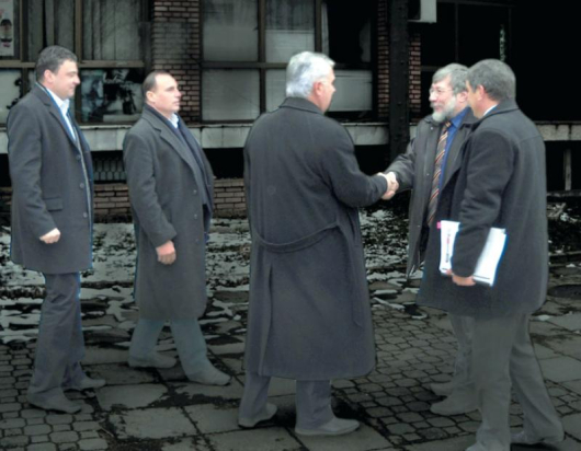 След срещата зам. министърът д-р В. Митрев и градоначалникът В. Илиев си стиснаха ръце пред погледите на депутат Митко Захов и Д. Танев и седнаха на червено вино
