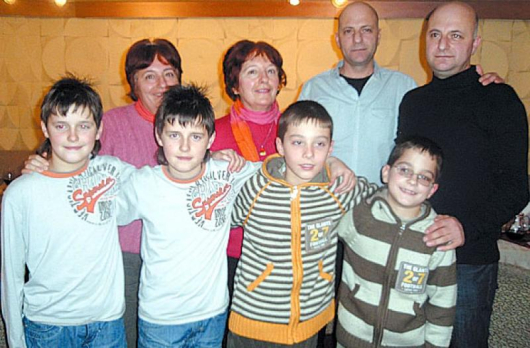 Близнаците Пищолски /вляво/ и Петрови, зад тях сестри Митови и братя Ищалови станаха учредители на оригиналния клуб