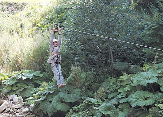 85-годишният Богомил Христов показа приключенски дух, спускайки се над Буйновска река безстрашно като Тарзан