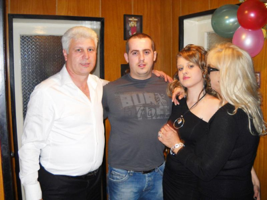 Николай Гащаров и съпругата му Ани с годениците 