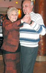 Първият танц на юбилярката бе със съпруга й, съветник д-р Звездан Гацев