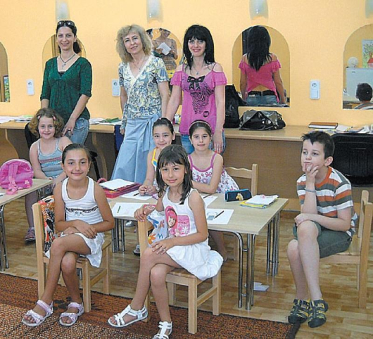 Част от децата от лятната школа заедно със своите преподавателки Стела Георгиева и Виолета Терзиева, в средата е секретарят на читалището Гичка Тренева