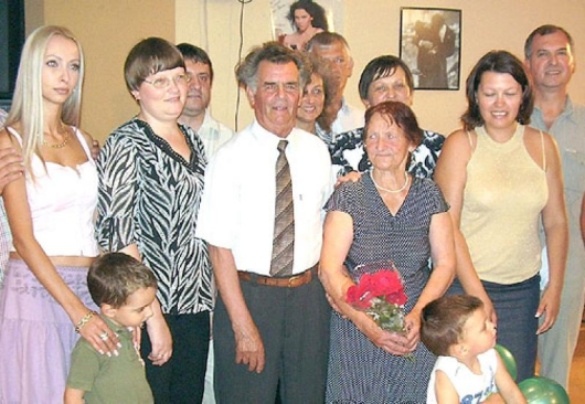Дядо Стоян /в средата/ с част от голямото си семейство