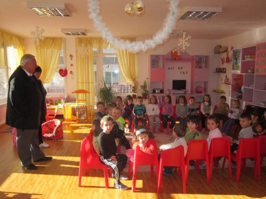 Кметът Тотев приятно изненада колективите на детските заведения и техните възпитаници