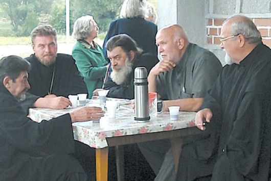 К. Бараков /крайният вдясно/ и седящият до него бивш секретар на Пимен А. Лазаров мрачно защитават пред свещеници позициите си кой е по-добър за митрополит - Гервасий или Йоан