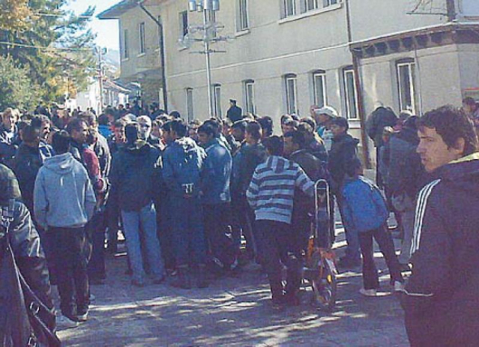Сградата на общината в Белица осъмна окупирана от стотици протестиращи