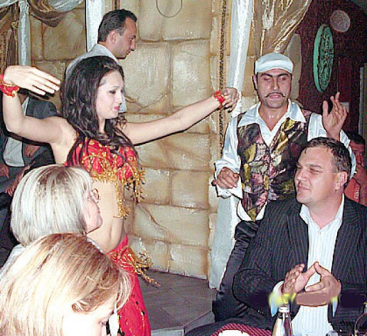 Наздравици, гюбеци, цигулки на ухо - бяха част от екстрите за управниците, кметът на Кърджали Хасан Азис бе на маса с най-близкото си обкръжение 