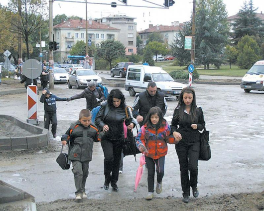 Фотокамерата на “Струма” запечата как деца се провират между автомобили