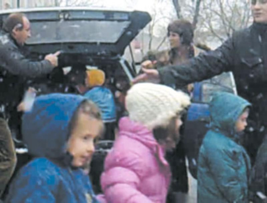 19 деца от групата, подканяни от учителката си, се изнизват към единия автомобил