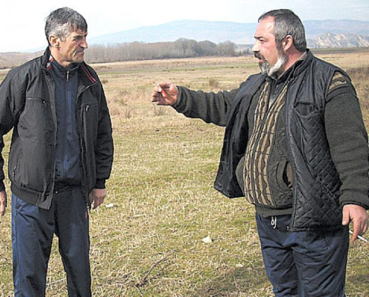 Георги Георгиев /вляво/, собственик на 130 крави, протестира заедно с колегата си Шавков