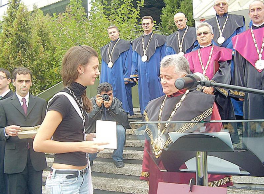 П. Марков /най-вляво с костюма/ дирижира церемония в ЮЗУ “Н. Рилски”, той е дясна ръка на ректора и Академичния съвет