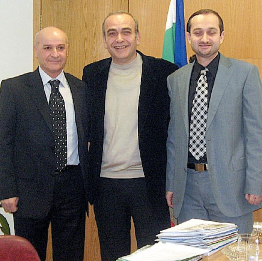 К. Паскалев /в средата/ остава засега само с един заместник - арх. Г. Скрижовски /вляво/, след като В. Василев бе изваден от ръководния екип на общината