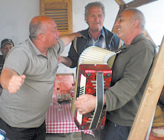 Кметът-музикант на съседното село Гайтаниново Андон Карпузов развесели мъжката компания