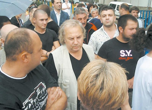 Собственикът на “Монолитстрой” В. Чорбаджийски дойде на срещата, обграден от млади здрави момчета в черно