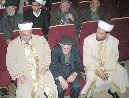 Главният мюфтия М. Хаджи и районният мюфтия А. Мохамед с най-възрастния делегат, 92-годишният И. Четалбашев