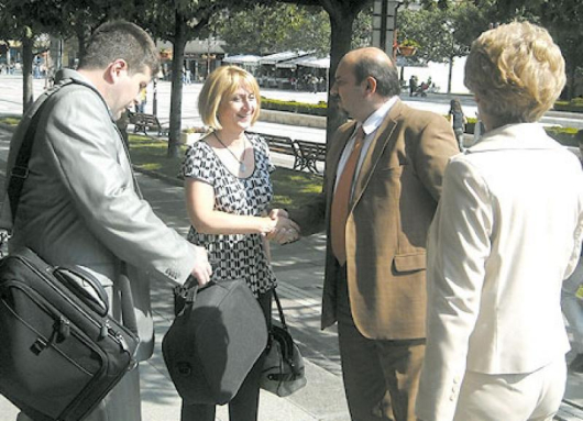 Шефката на РД на НАП К. Янчовичина се ръкува с главния секретар Г. Забуртов