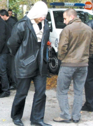 Полицаят посредник Чавдар Бурнаски бе докаран с белезници и качулка пред дома на съдия Ю. Маринов