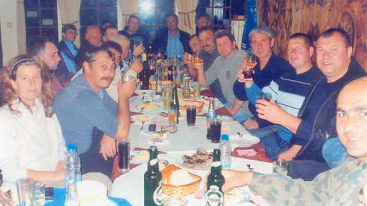 Колегите на К. Кипров от дружинката в с. Брежани поляха улова на 180 кг прасе в бар “Луизиана” в с. Полето 