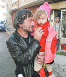 Димитър Владимиров с двегодишната си дъщеричка Ася дойде в РПУ - Дупница, за да подаде жалба
