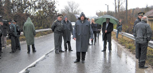 Кметът на Кюстендил Петър Паунов заедно с областния управител Любомир Анчев прекараха почти целия ден на мястото на инцидента