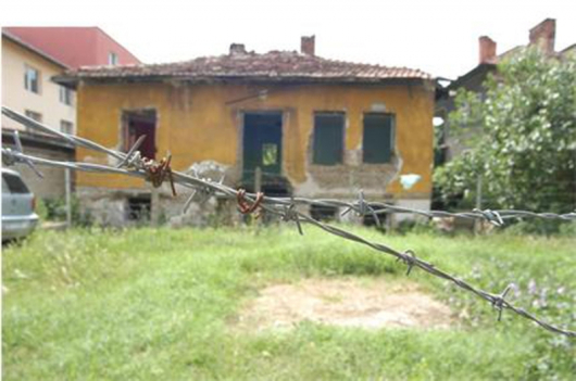 Домът на Теменужка Славчева в Лом след арестуването е разбит, разграбен и ограден от съседите с телени мрежи, за да не пострада някой в руините.
