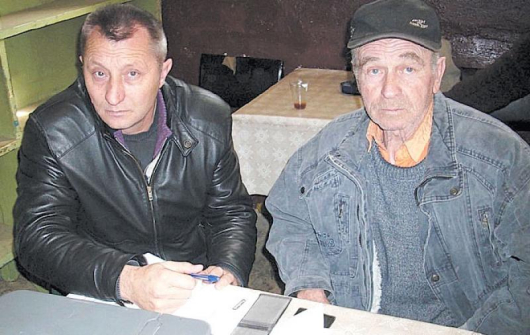 Общинският съветник В. Голчев /вляво/ помага на Стамен Манасиев от село Тонско дабе, който предполага, че е ужилен с 20 000 лева, да попълни документите