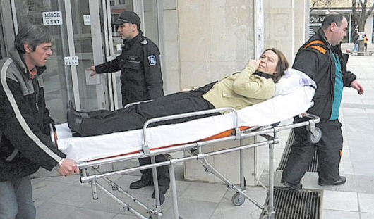 Колабиралата служителка П. Атанасова бе транспортирана с линейка в благоевградската болница