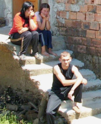 Синът Росен Пановски /на преден план/ пред семейната къщичка в село Коларово обвини и майка си, и баща си за любовния триъгълник