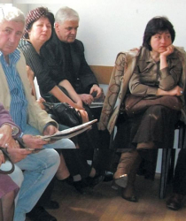 Д-р Илиева /вдясно/, председател на инициативния комитет срещу приватизацията на поликлиниката