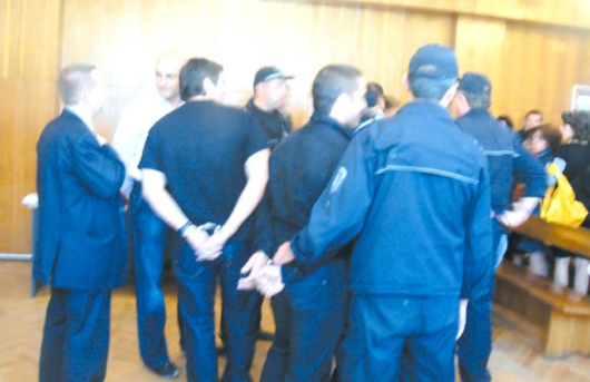 Адвокат Сашо Райнов и обвиняемите Красимир Оков, Владимир Ангелов и Апостол Чакалов под полицейска охрана