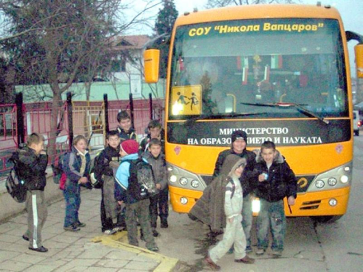 Децата от СОУ “Никола Вапцаров” пътуват до селата си без придружаващ ги учител в автобуса