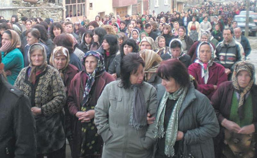 Дълга процесия от плачещи ученици, учители, жители на с. Абланица и целият регион се простиха пред дома му с починалия без време Мехмед Метушев