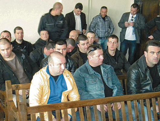Десетки полицаи дойдоха да падкрепят колегата си Ив. Баладжанов /вдясно/