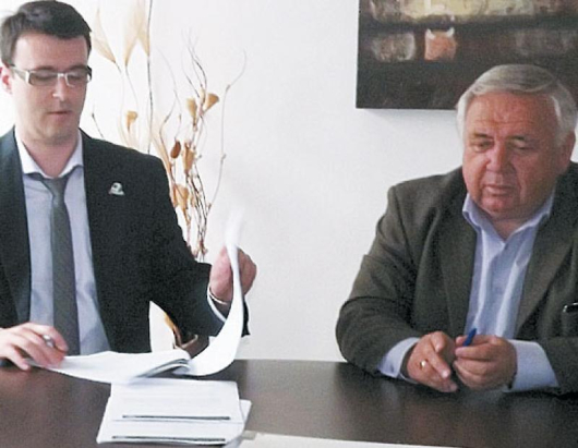 Кметът на община Сандански А. Тотев /вдясно/ подписа договора с представителя на фирмата-изпълнител Хр. Каракостов