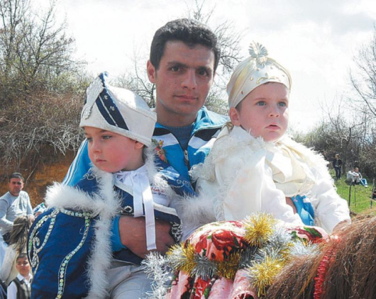 Мехмед Ахмедов от Лъжница заедно с малките Ридван Альов /от дясната страна с бялото костюмче/ и Мустафа Али от Корница