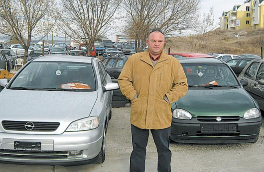 Владимир Янчовски, който е сред първите вносители и търговци на автомобили в Благоевград, е категоричен, че под 3000 лв. няма сносна кола втора употреба