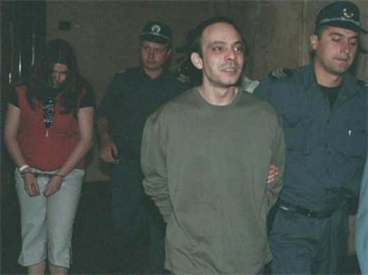 Полицай води Димитър малко след неговия арест. Доведената му сестра Виолета (отзад) по-късно бе оправдана