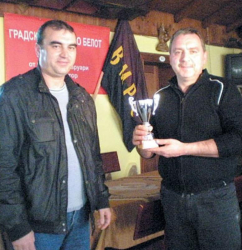 Димитър Хардалиев и Николай Траханов с шампионската купа