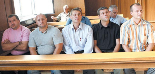 Петимата бивши полицаи в съдебната зала