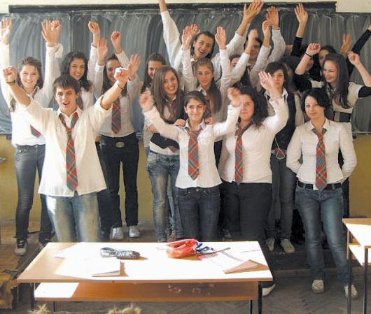 Абитуриентите от 12 “а” клас на Езиковата гимназия се появиха с пълна униформа за матурата по български език