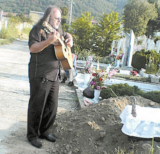 Известният петрички певец Володя Стоянов изпълни любима песен на гроба на А. Бичаков