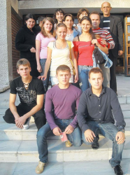 Д. Костадинов /на последния вдясно/ позира гордо с младата смяна партийни членове от “Еленово”