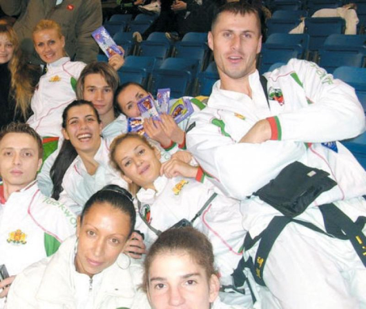 Световният шампион Н. Кехайов /вдясно/ със съотборниците си