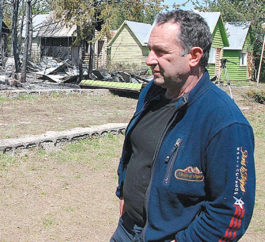 Собственикът Ал. Галчев пред останките от пожара
