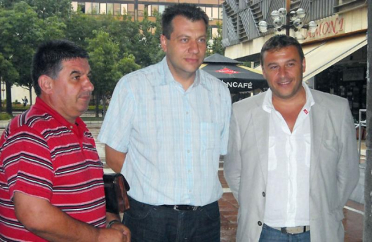 Повече от час В. Смиленов, Б. Михайлов и депутатът от ГЕРБ Ат. Камбитов /отляво надясно/ чакаха пред областната администрация новия социален министър