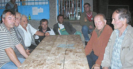 В селската кръчма в Хърсово хората изливат ежедневно недоволството си от кметския наместник Иван Николов