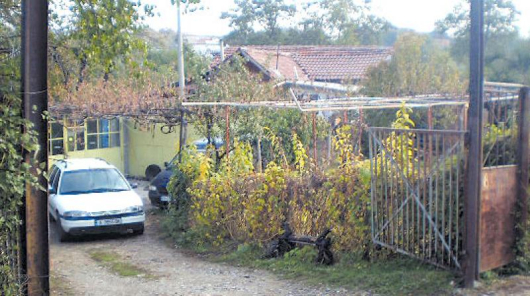 Къщата, в която живее Круме Гяволо, е малка и невзрачна, сгушена до коритото на река Бистрица