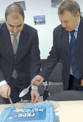 Областният лидер Костадин Хаджигаев и Цветан Цветанов заедно разрязаха торта с логото на ГЕРБ