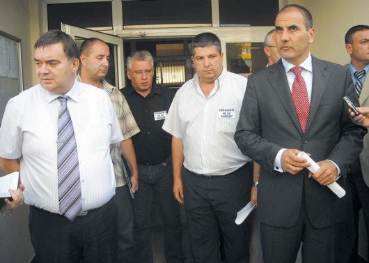 Министър Цв. Цветанов излиза от сградата на ОДП - Благоевград след срещата с 5-имата полицаи